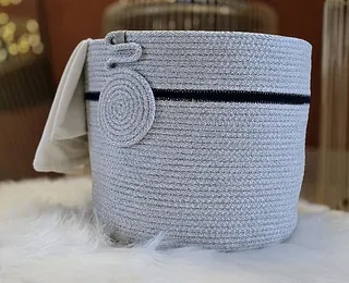 Ein Korb mit buntem Garn und einer Häkelnadel, bereit für kreative Handarbeiten.